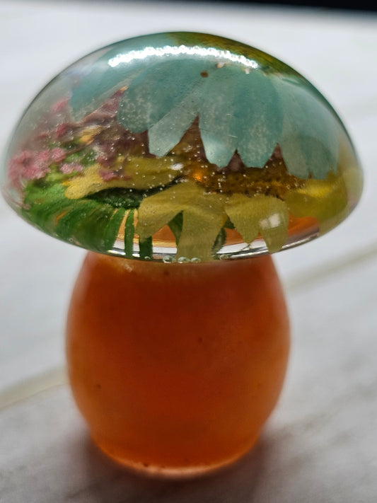 Daisy resin mushroom