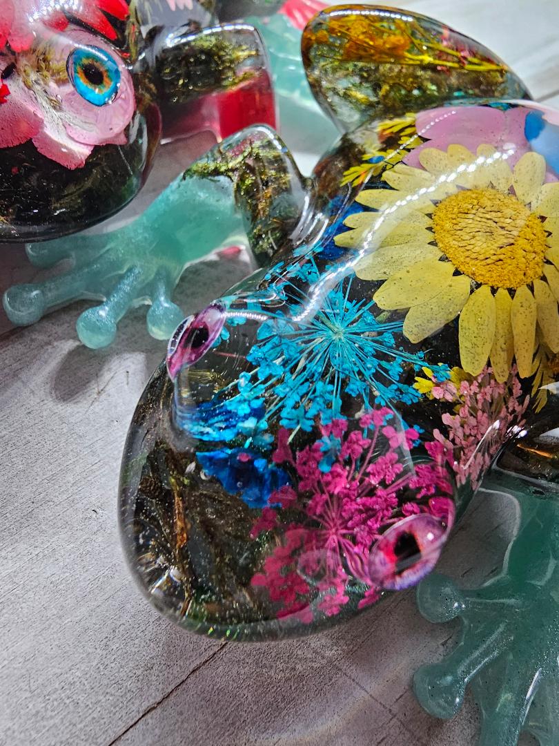 Flower custom resin frog