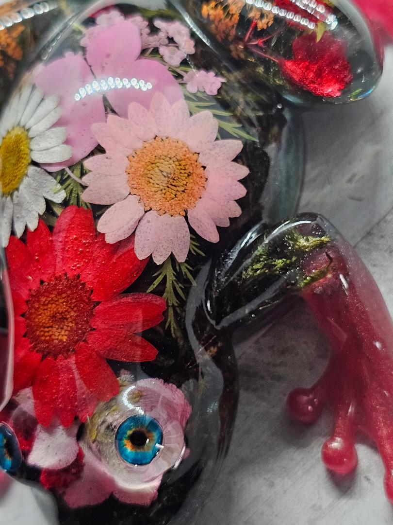 Flower custom resin frog