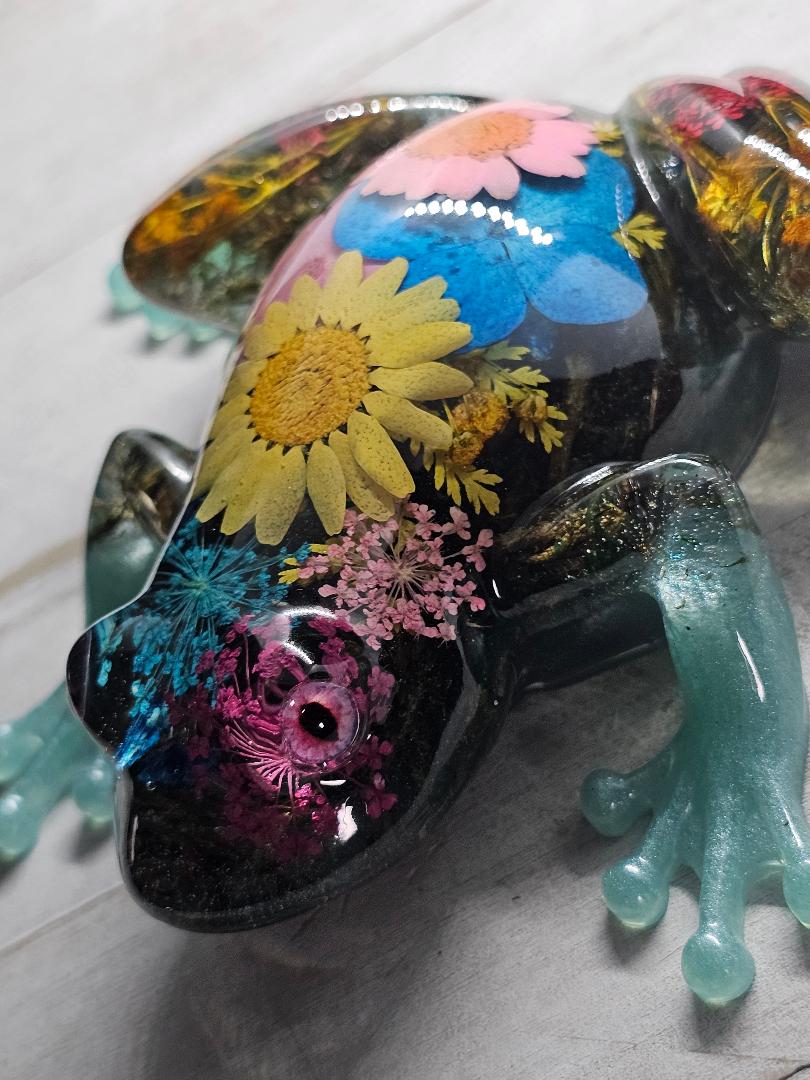 Flower custom resin frog